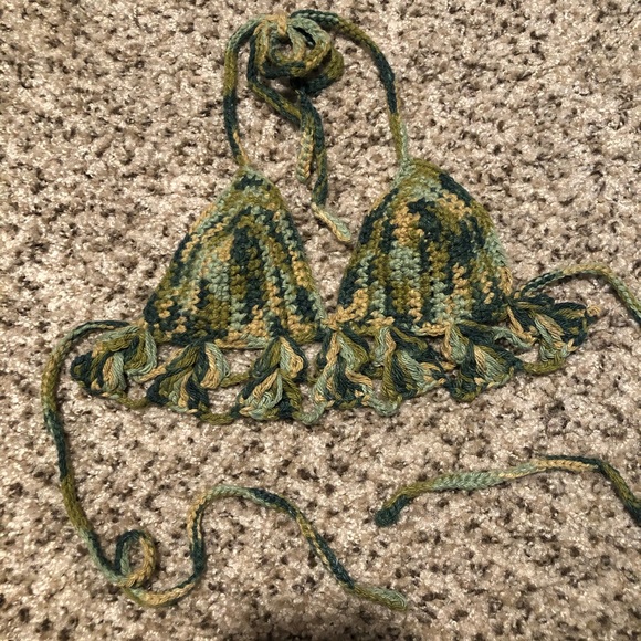 Handmade crochet ruffled bikini top - Picture 2 of 4